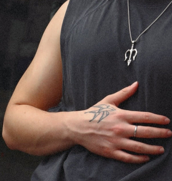 Cadena de vestir con tridente Collares para hombre en el salvador collares classic