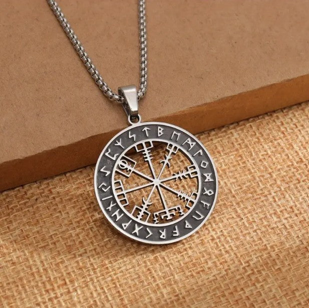 Cadena y collar de runas nordicas / amuleto vikingo / colgantes para hombre en El Salvador