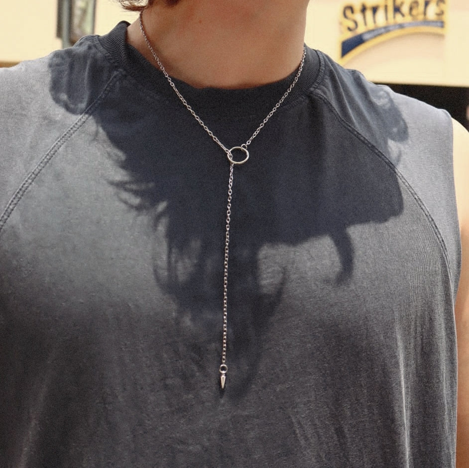 Collar de tipo lariat con estilo gotico para hombres em El Salvador