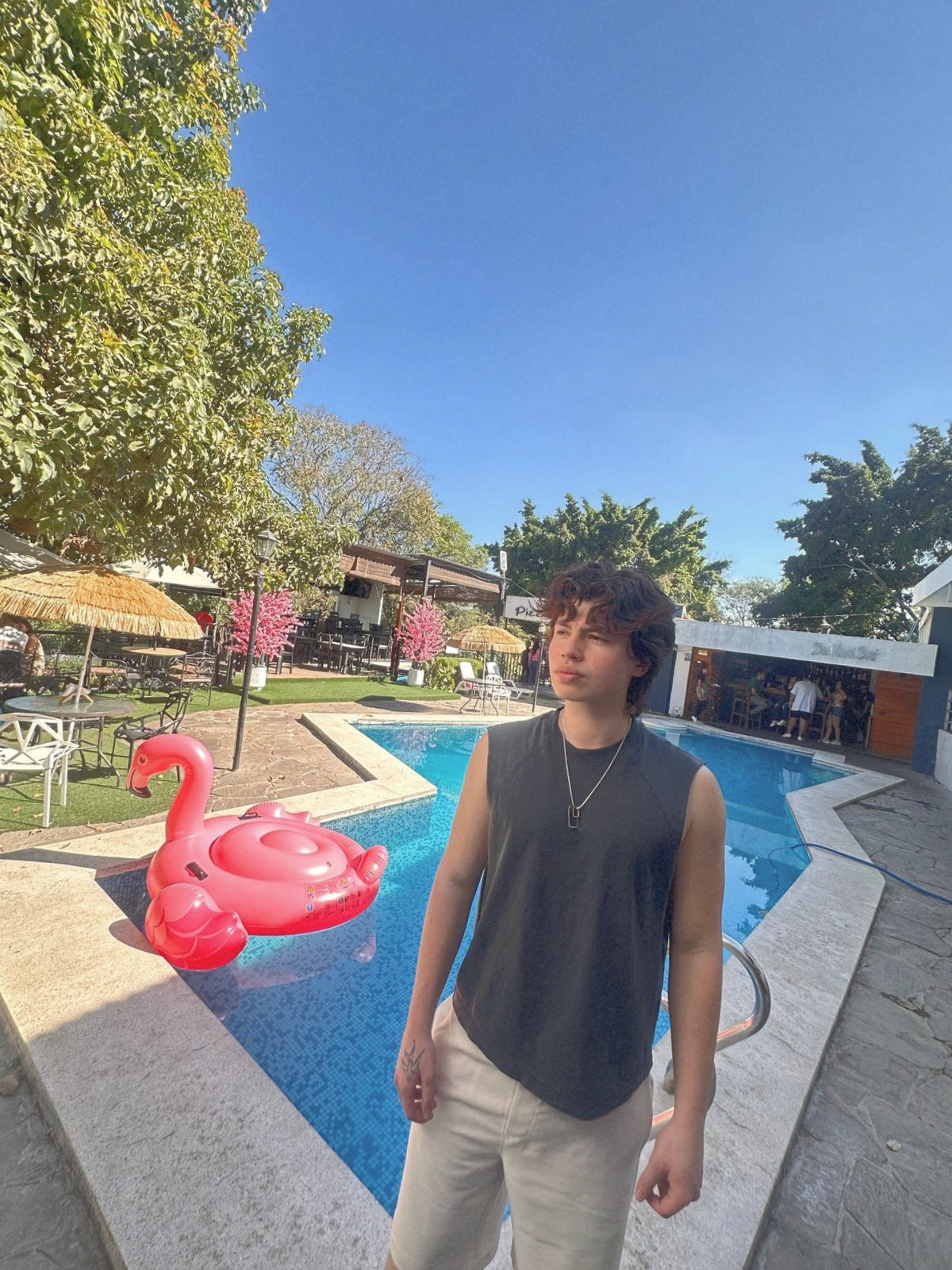 Edward Gutierrez modelando collares en Villa Napoli Santa Ana
