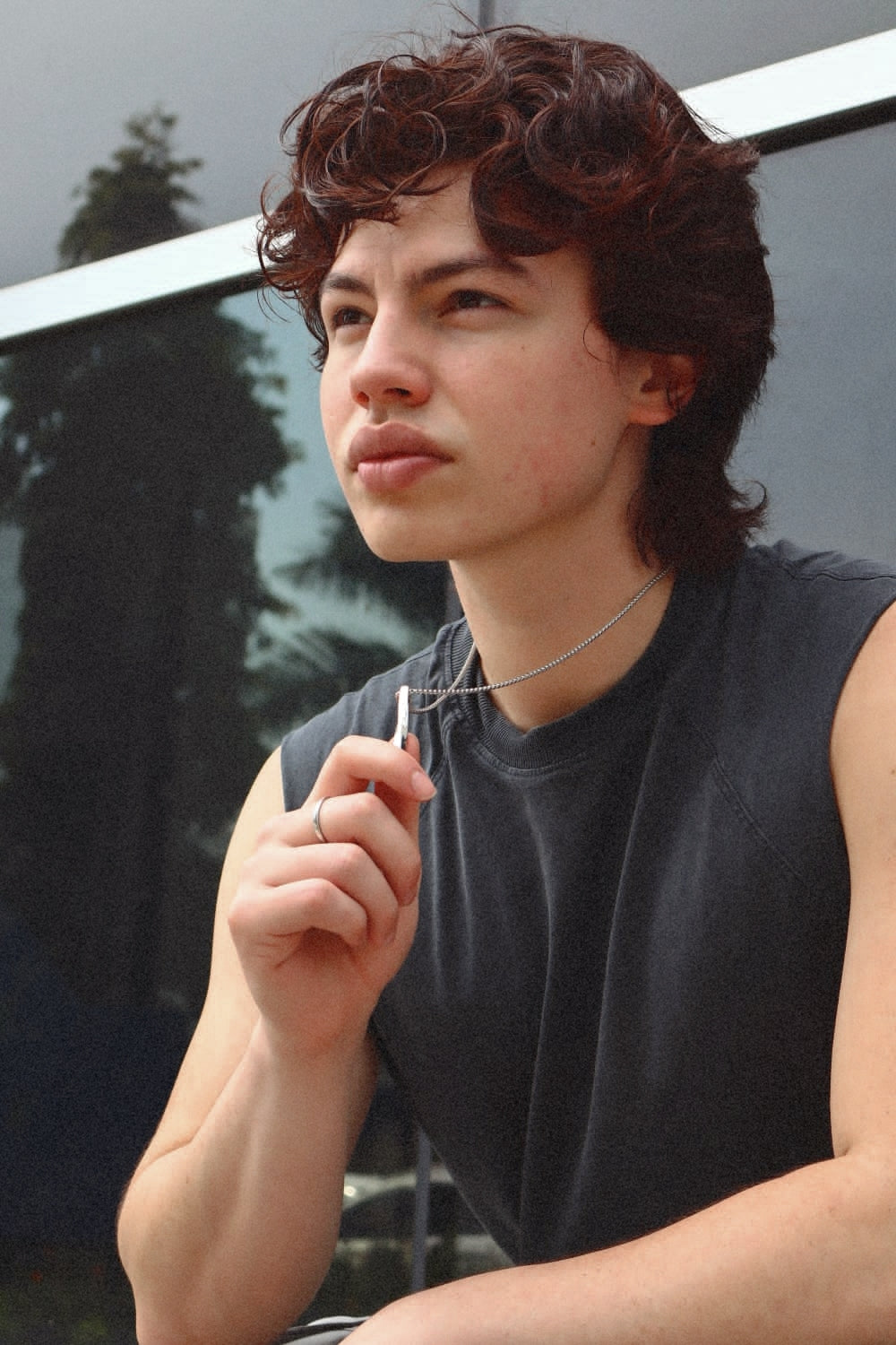 Edward Gutierrez usando una cadena veneciana con pendiente rectangular, joyeria masculina en El Salvador muy estetica 2025