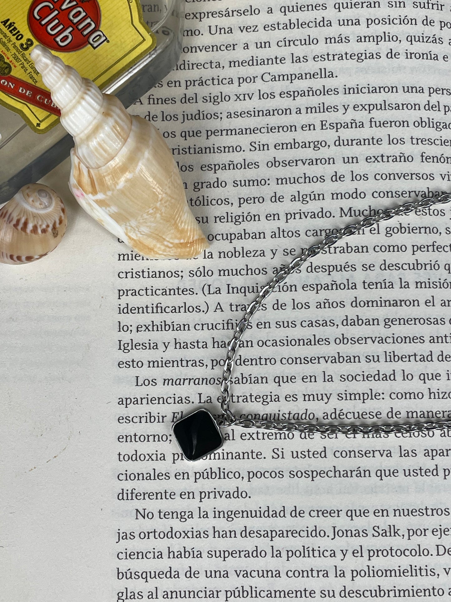 Cadena Minimalista con Dije Cuadrado en Negro