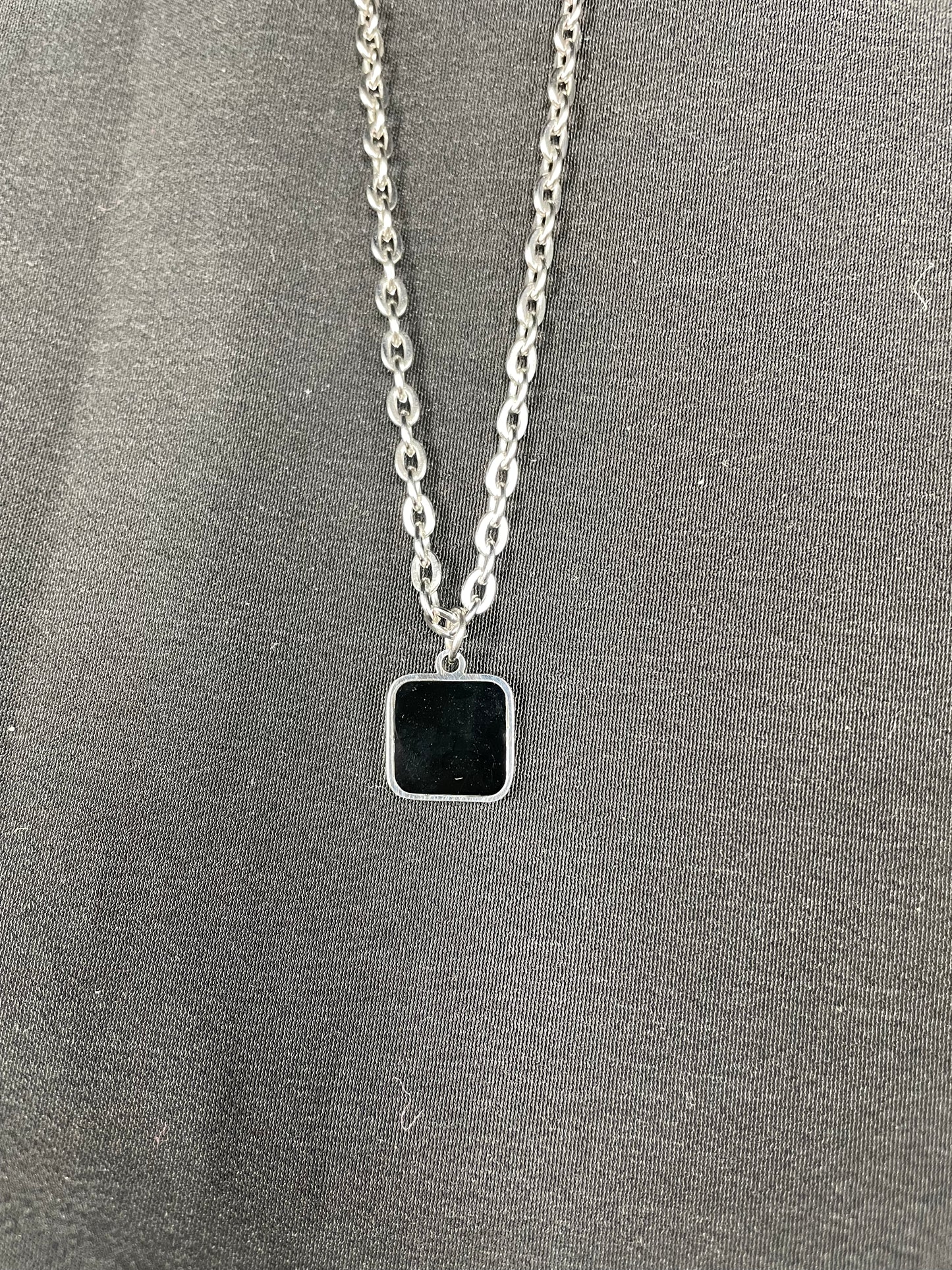 Cadena Minimalista con Dije Cuadrado en Negro