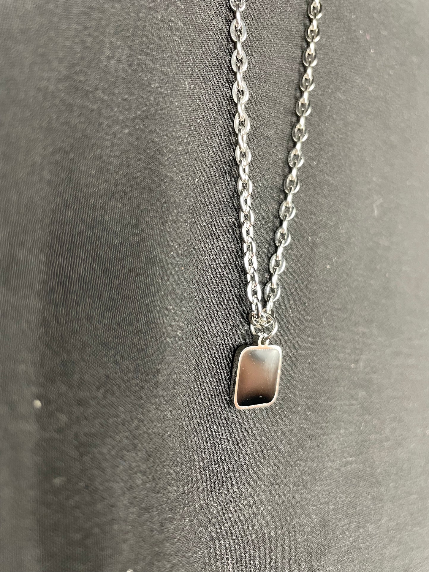 Cadena Minimalista con Dije Cuadrado en Negro