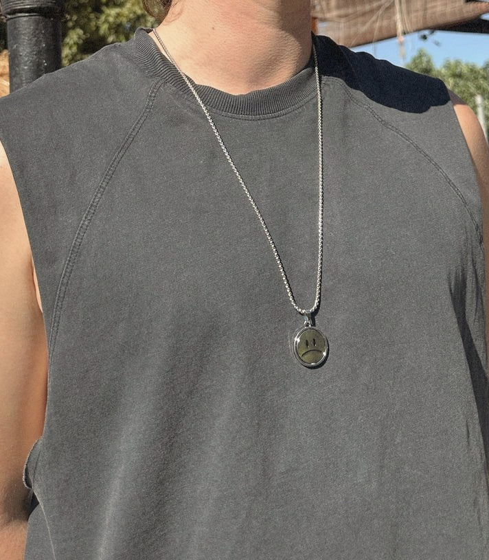 Modelo con collar de emoji feliz/triste para hombre en El Salvador Collares Classic