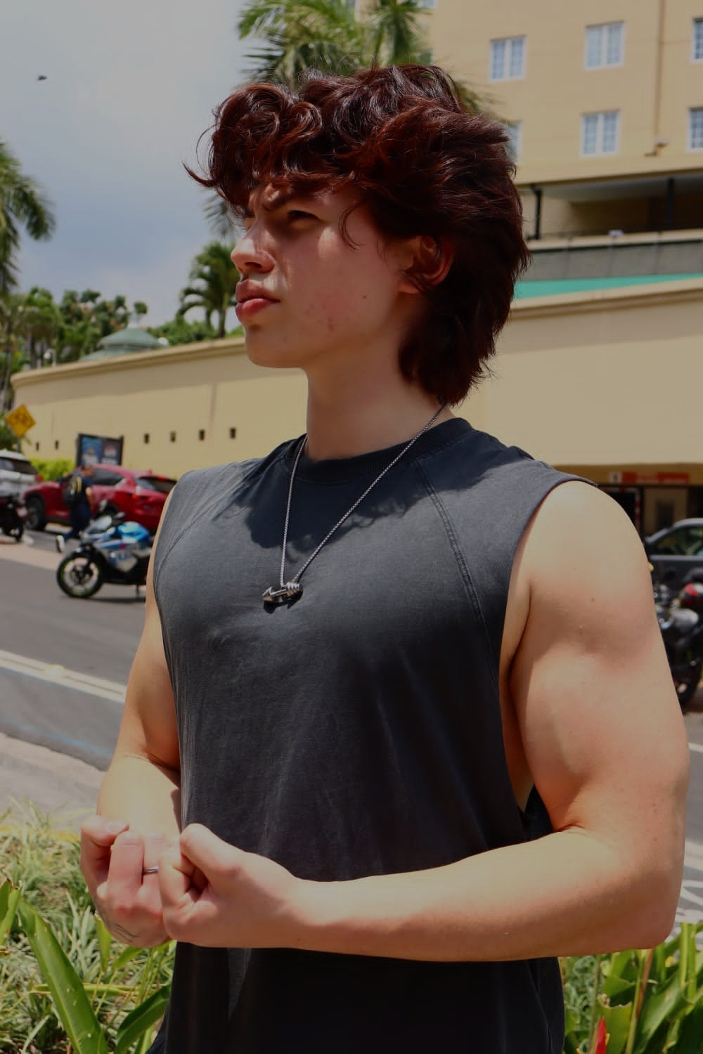 Modelo usando un collar de mancuerna gym de acero inoxidable de 60 cm en el salvador