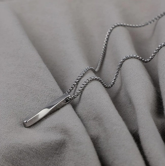Para estar torcido mejor cómprese este collar en vez de estar en su relación, sale más barato y se ve mejor. La cadena veneciana o "large box" es de acero inoxidable, con una longitud de 60 cm y un grosor de ??? pa que quiere saber eso mi compa? 7u7 Lo importante es que se le va a ver muy bien.