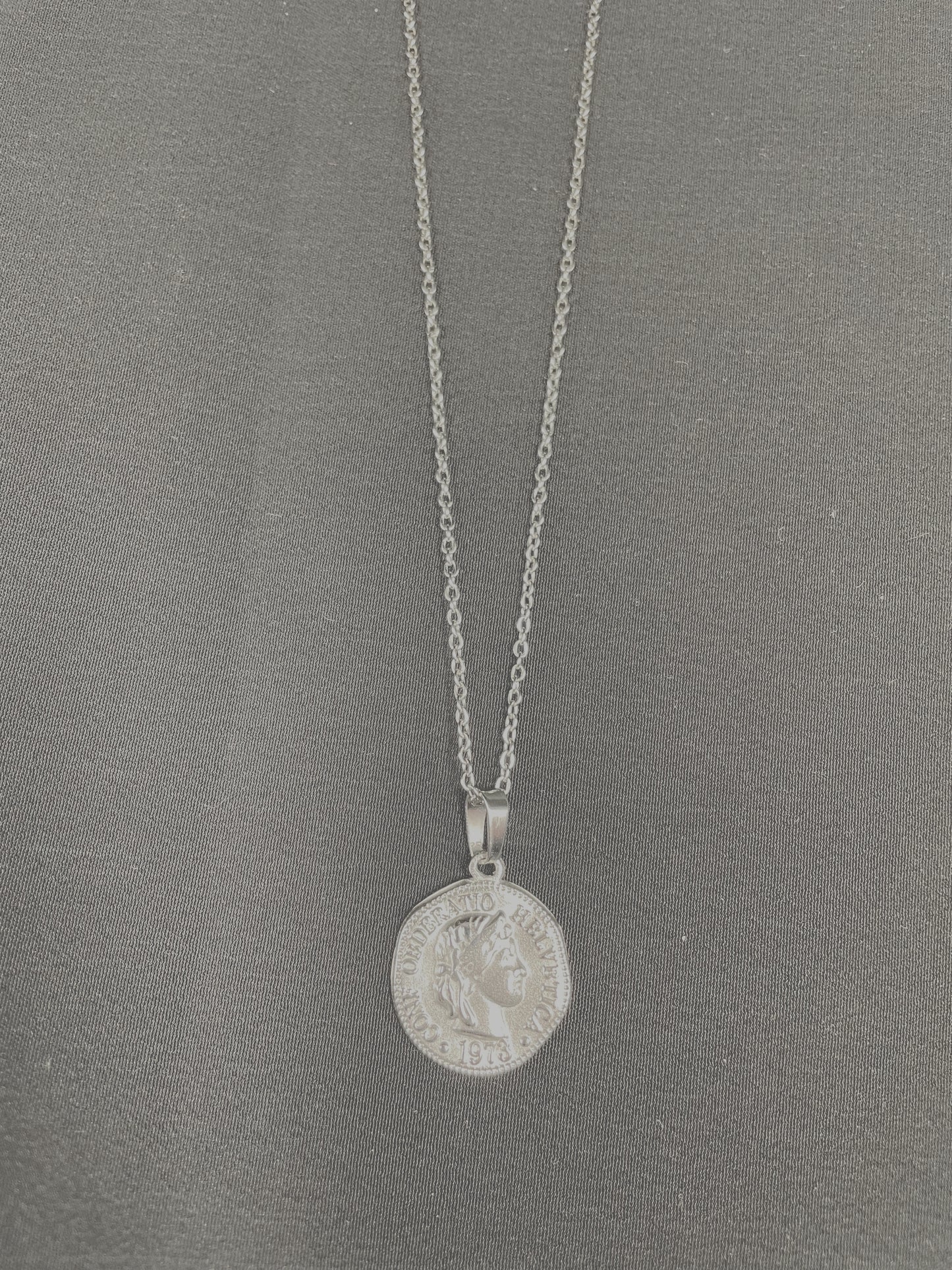 Collar Estético con Dije Circular 1973