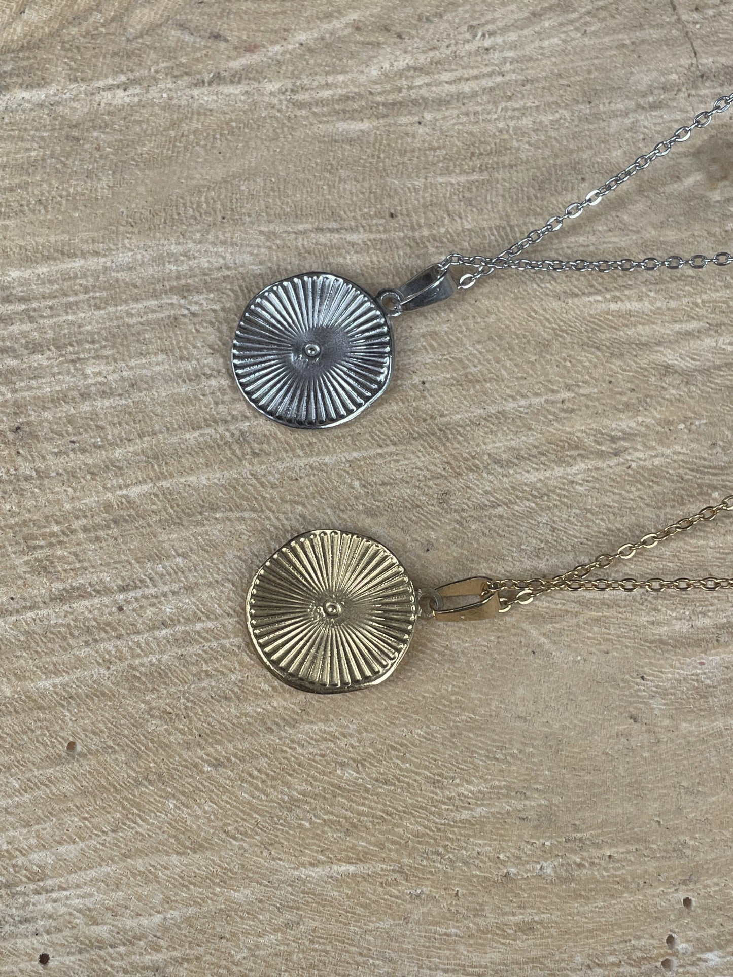 Collar Estético con Dije Circular 1973
