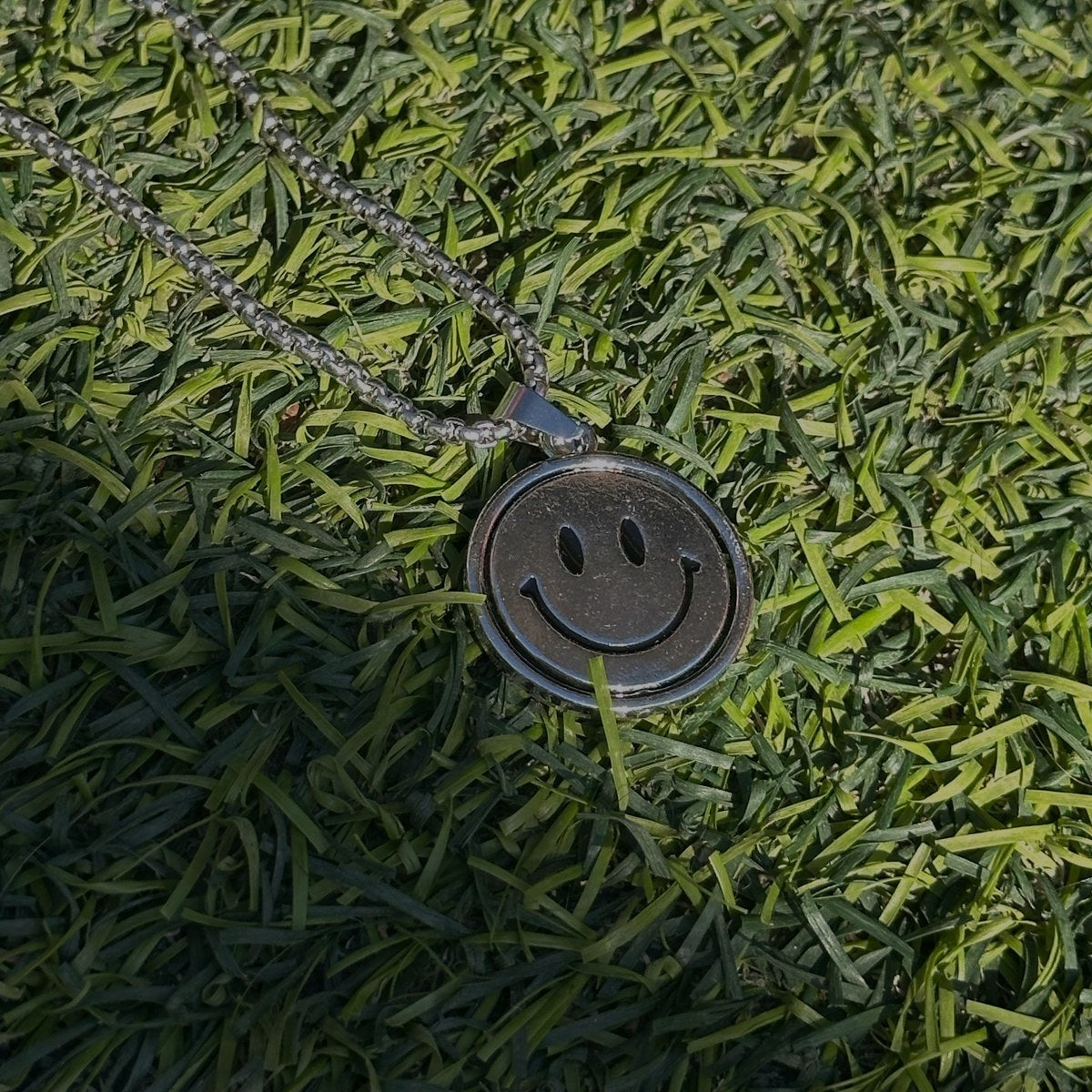 cadena con pendiente de cara feliz para hombre en el salvador collares classic