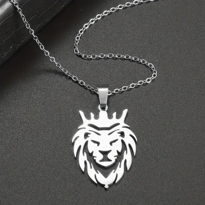 cadena de leon en detalle con fondo negro collares classic el salvador