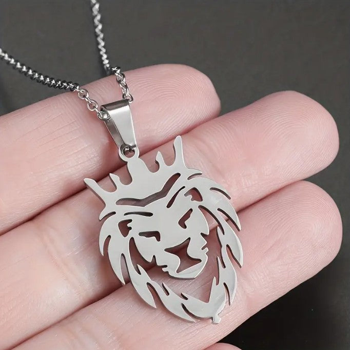 cadena de leon plateado sostenida por una mano collares classic