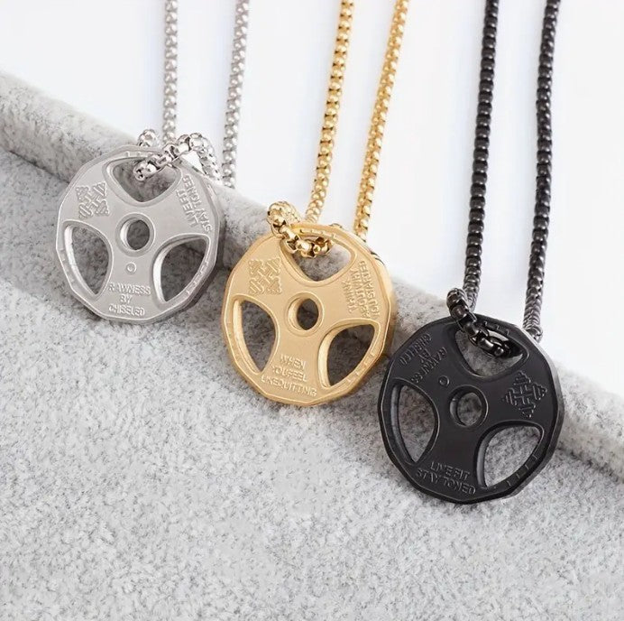 tres collares plata, dorado y negro con dije de disco pesa gimnasio para hombres en El Salvador
