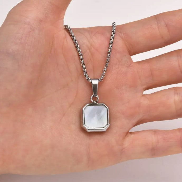 Collar Estetico Blanco  colgado en una mano blanca