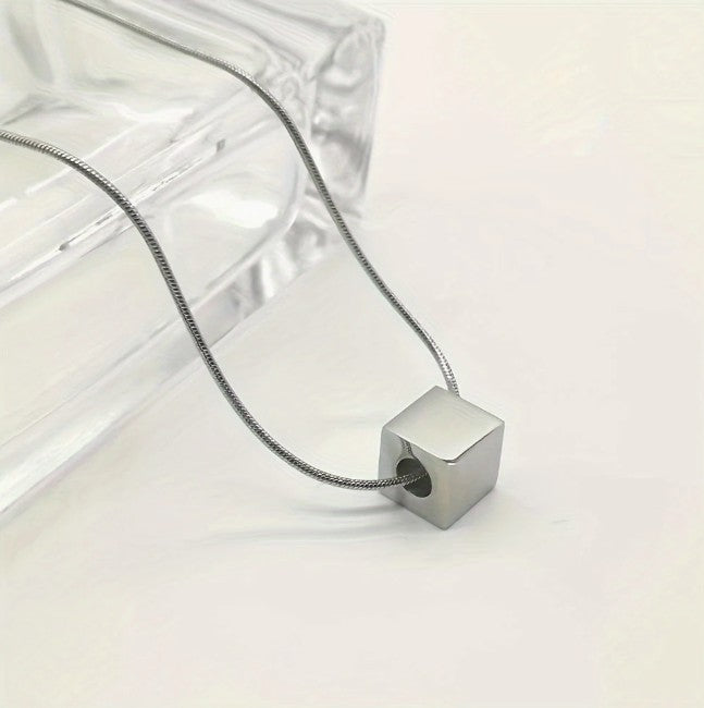 Collar Liso plateado con pendiente de cubo