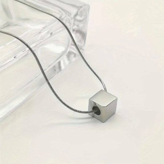 Collar Liso plateado con pendiente de cubo