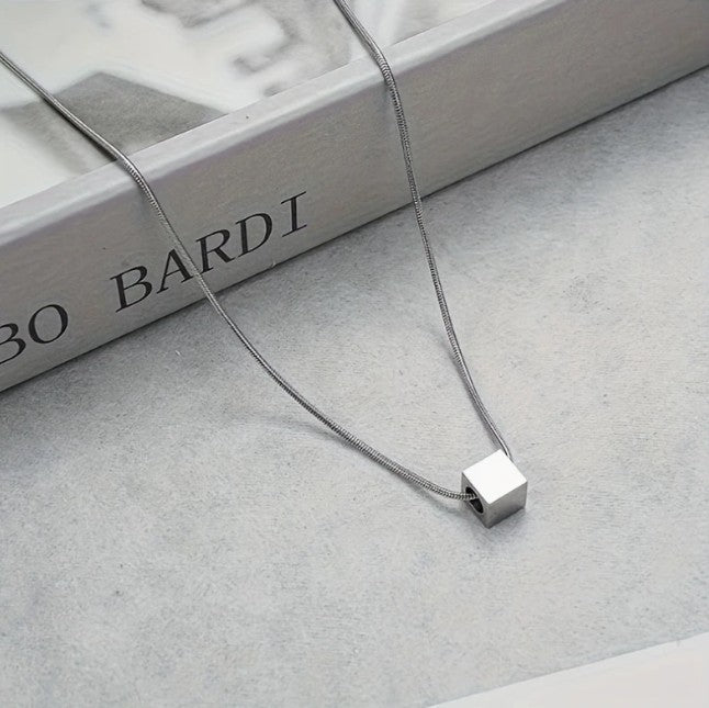 Collar Liso plateado con pendiente de cubo