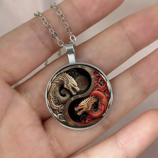 Dragon del Cambio Cadenita! Mano sosteniendo collar con dije de dragon | venta de collares para hombre en el salvador 