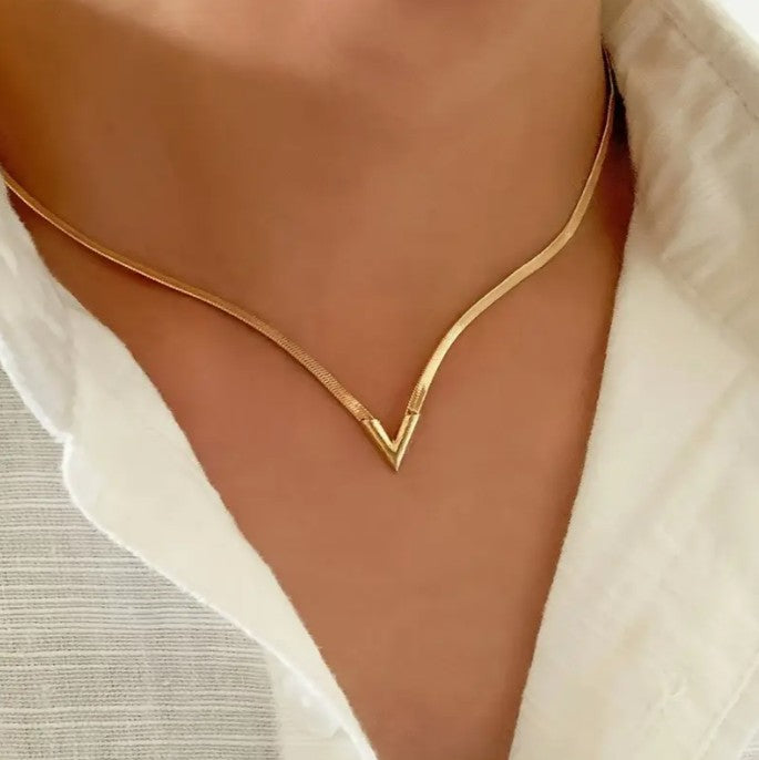 Gargantilla en forma de v para hombres dorado