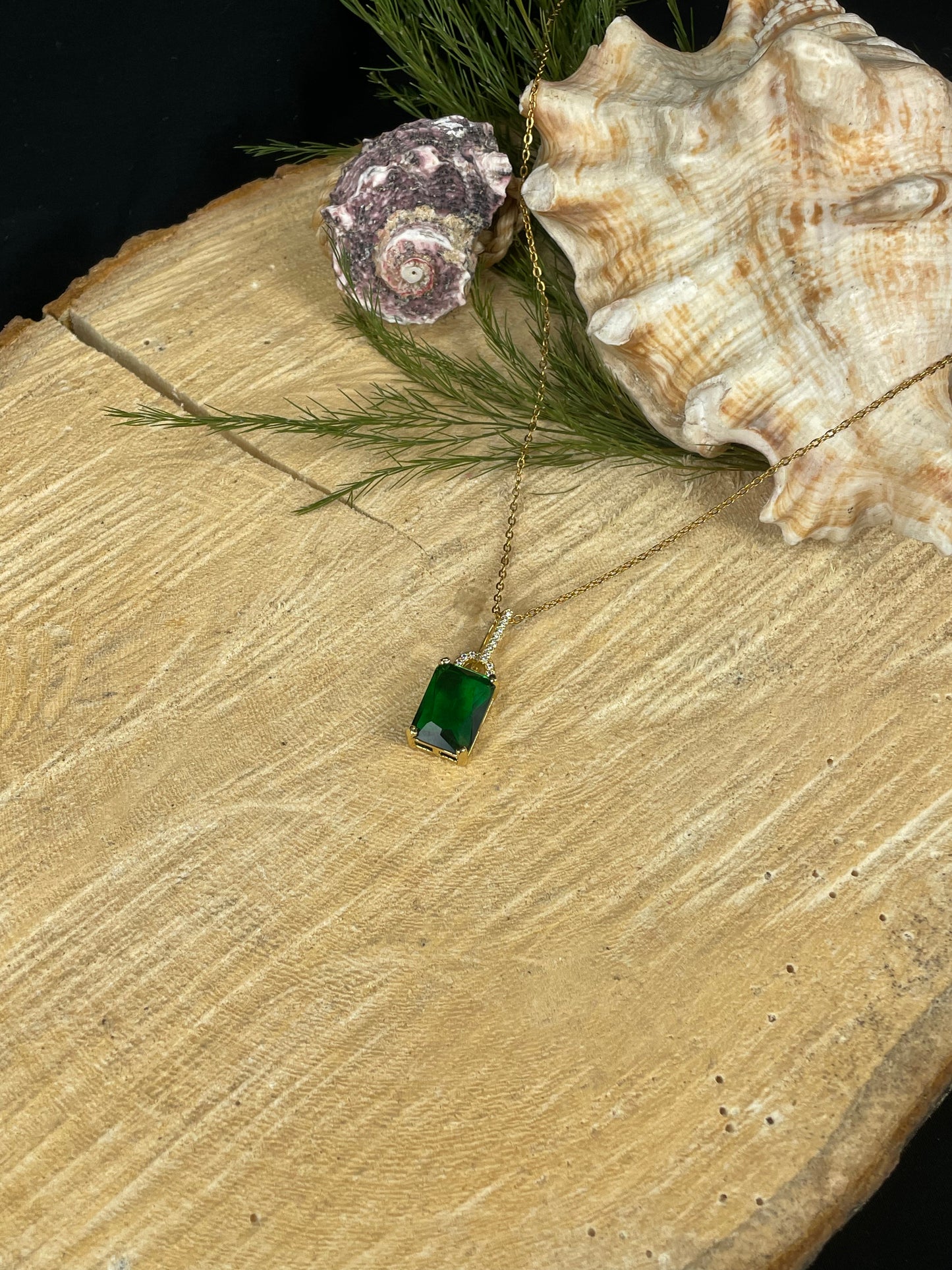 Cadena con Elegante Piedra Verde