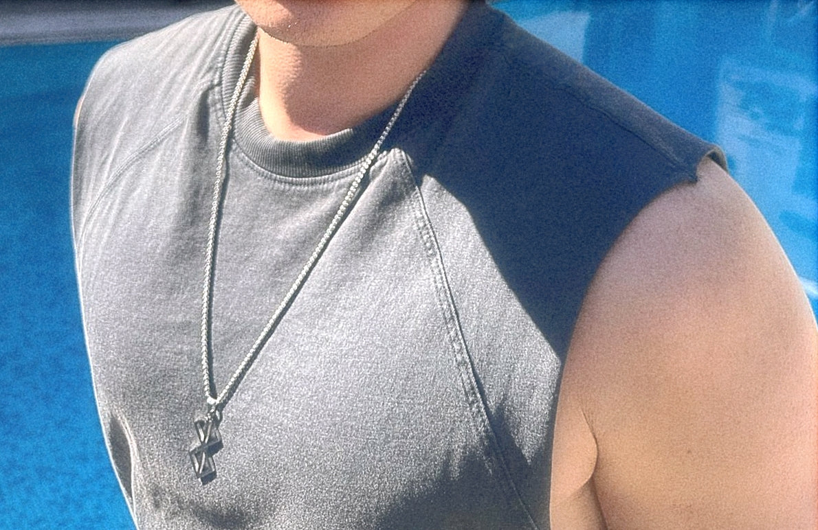 Modelo con cadena de berserk El Salvador 