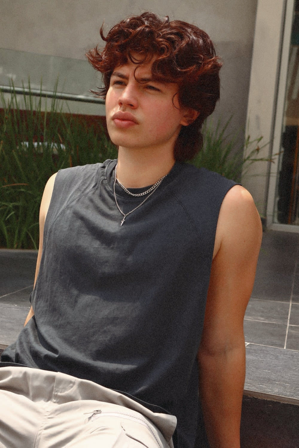 Modelo hombre con collar de estrella doble 