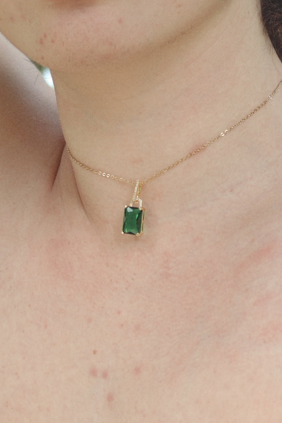 Cadena con Elegante Piedra Verde