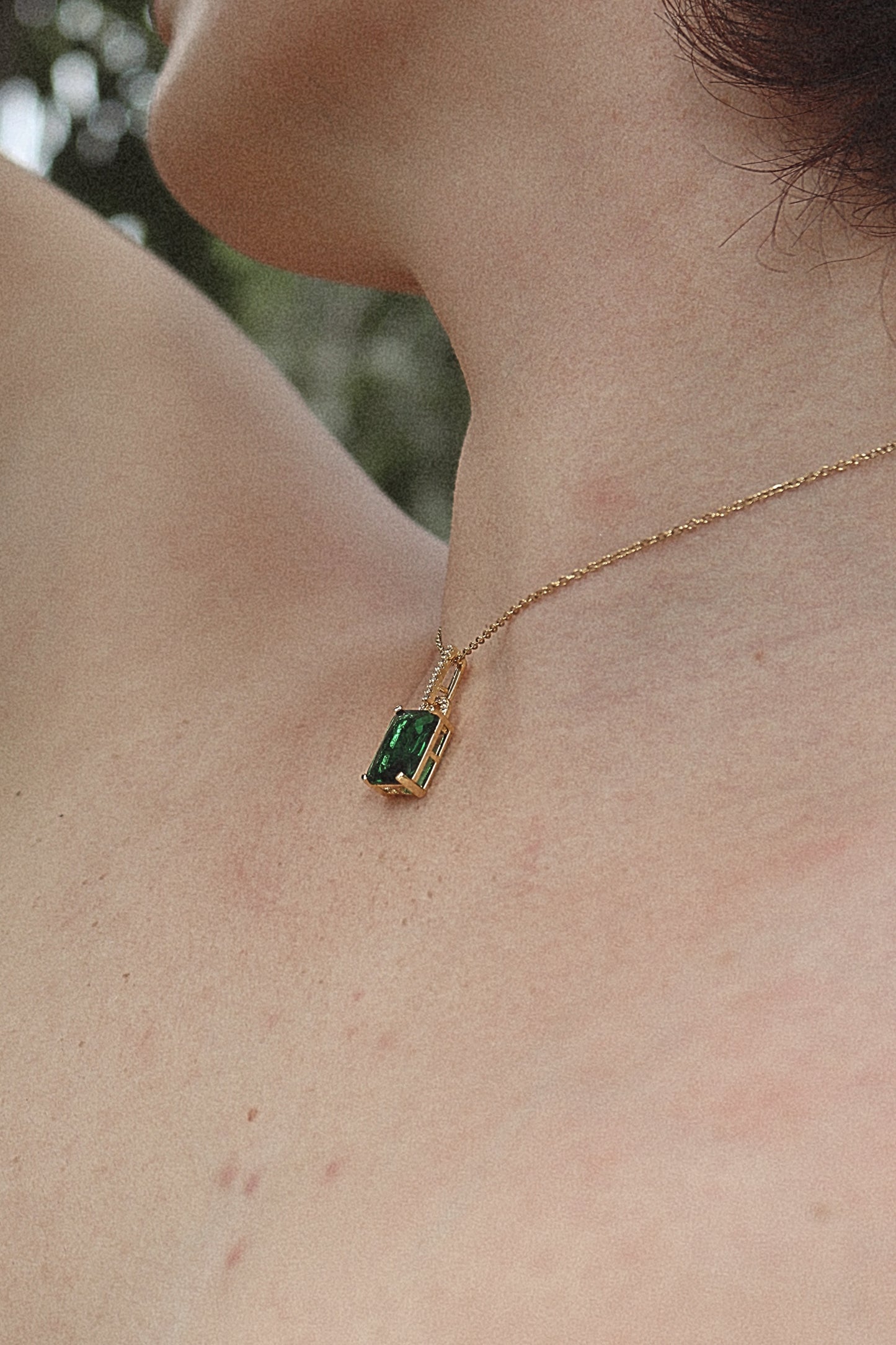 Cadena con Elegante Piedra Verde