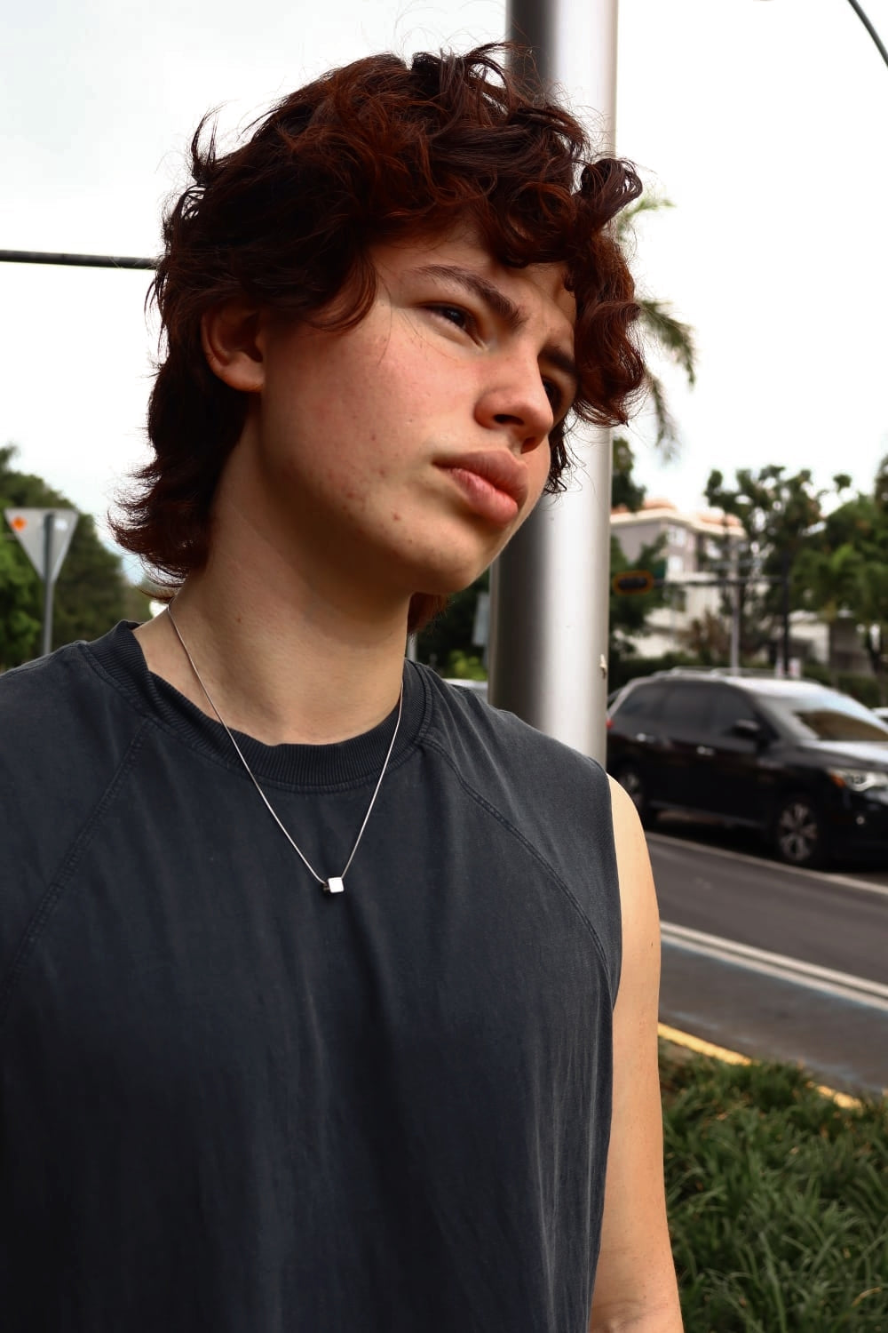 Collar Liso plateado con pendiente de cubo