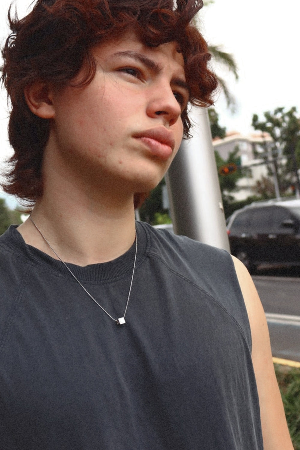 Collar Liso plateado con pendiente de cubo