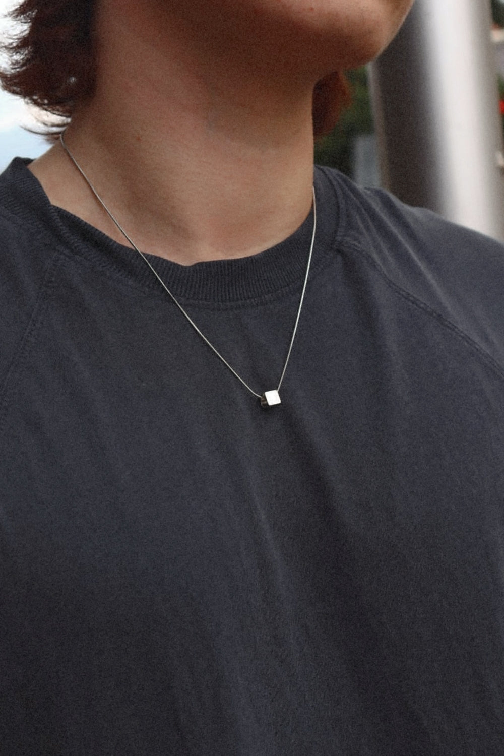 Collar Liso plateado con pendiente de cubo