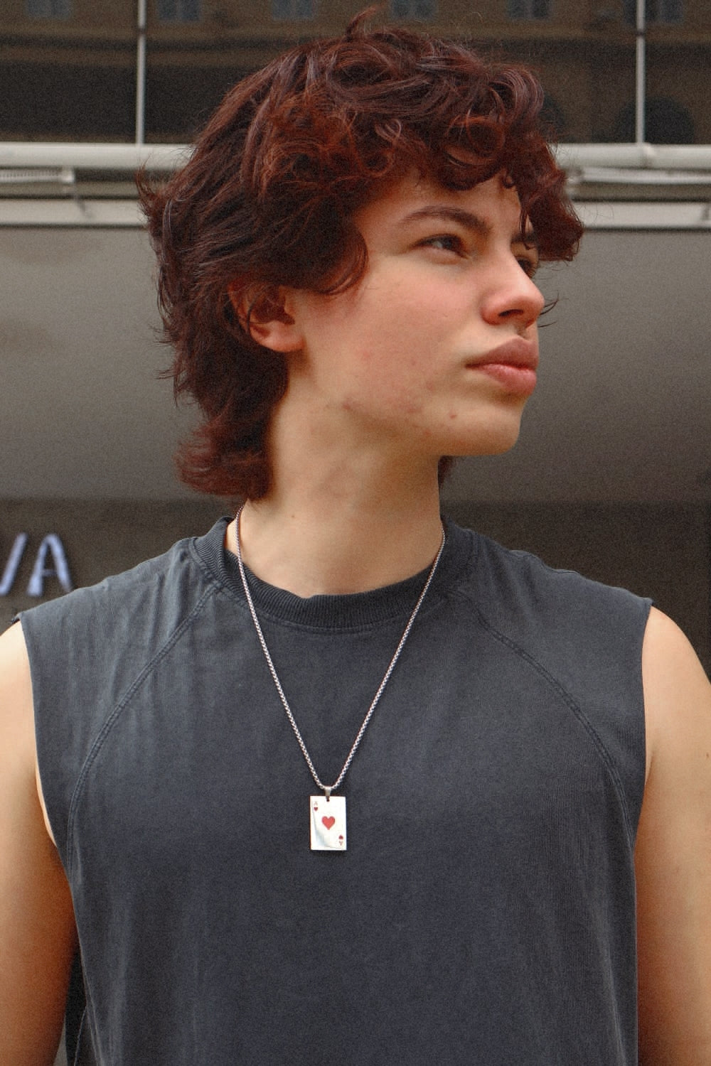 2 collares de carta roja x 1 collar de carta negra