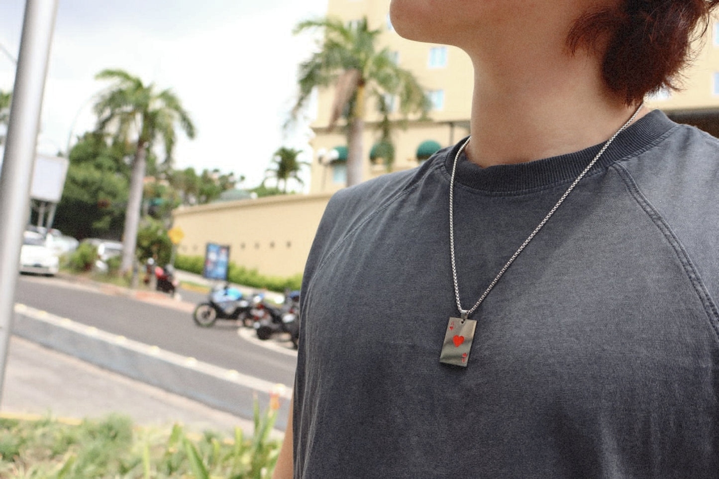 2 collares de carta roja x 1 collar de carta negra