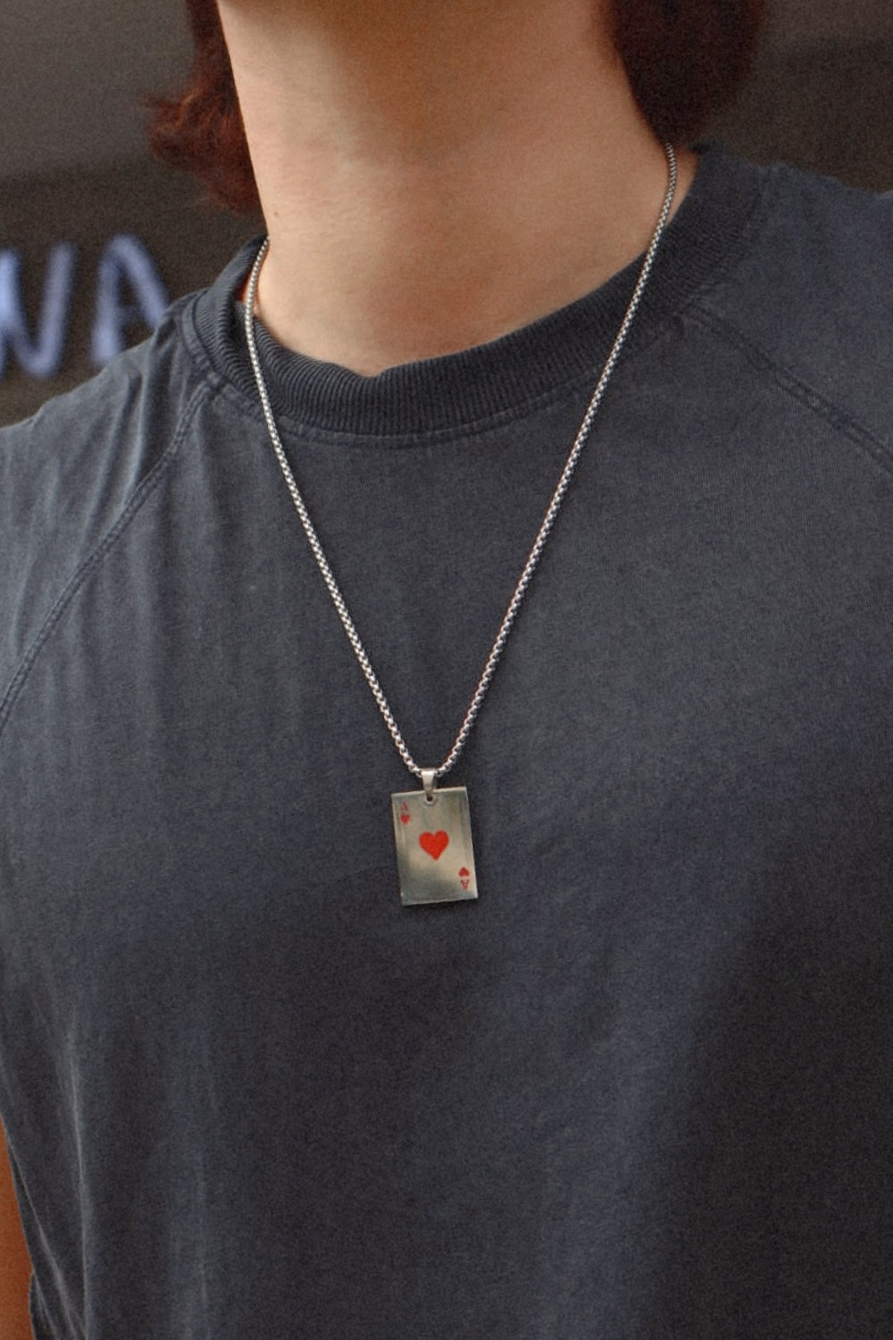 2 collares de carta roja x 1 collar de carta negra