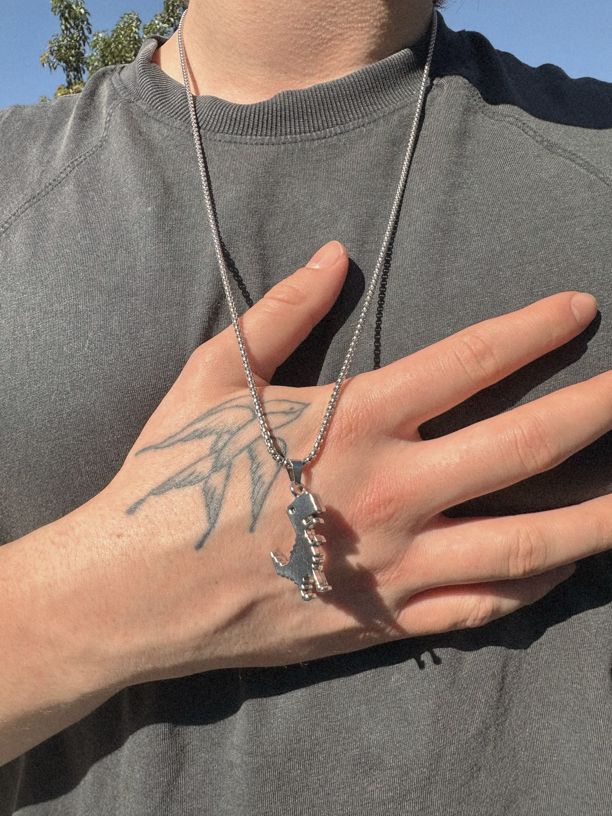 O shape chain con pendiente de dinosaurio plateado