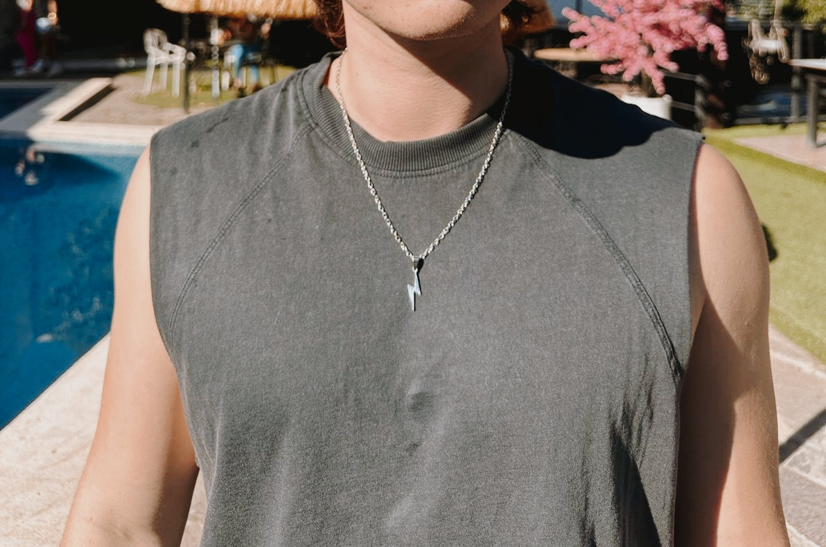 O shape chain con pendiente de rayo plateado basico
