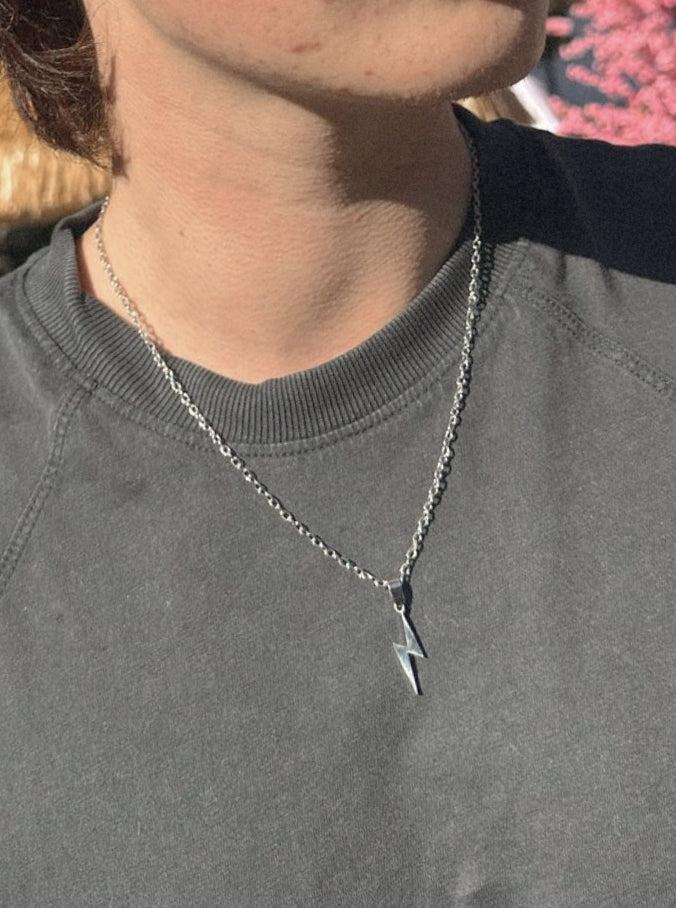 O shape chain con pendiente de rayo plateado basico