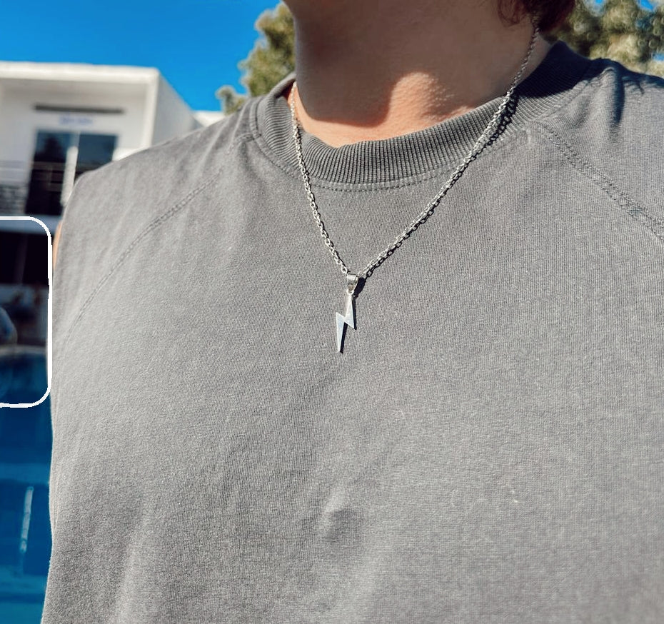 O shape chain con pendiente de rayo plateado basico