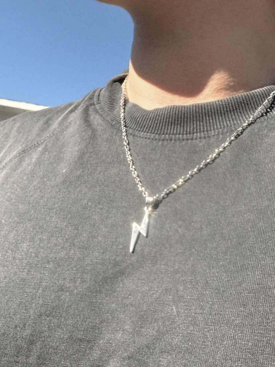 O shape chain con pendiente de rayo plateado basico