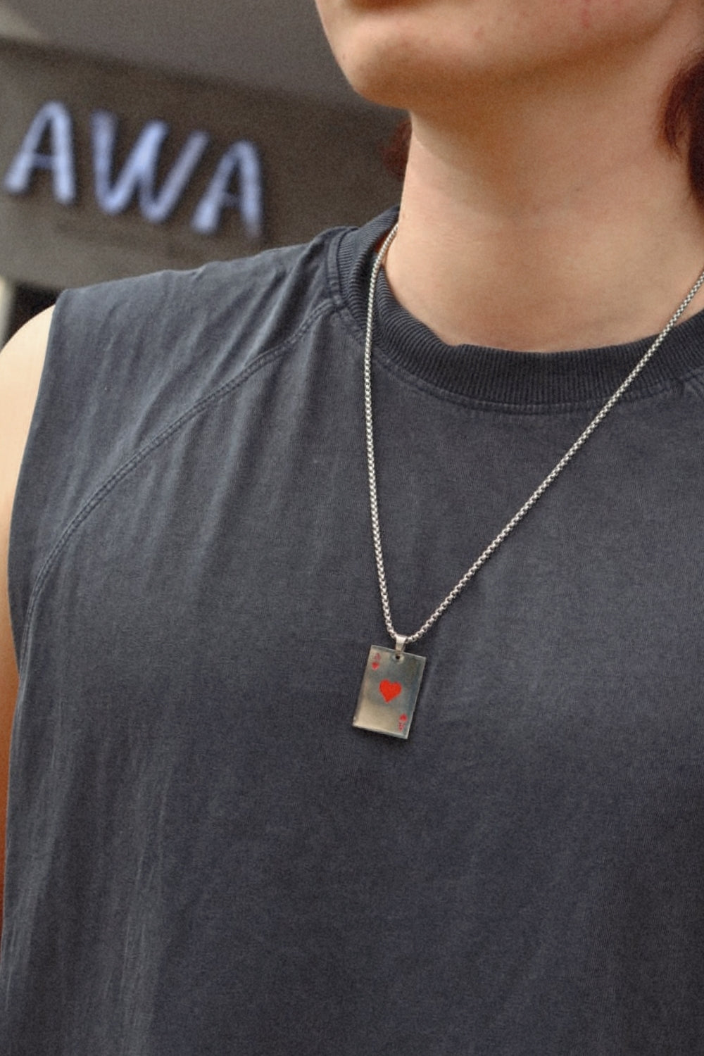 2 collares de carta roja x 1 collar de carta negra