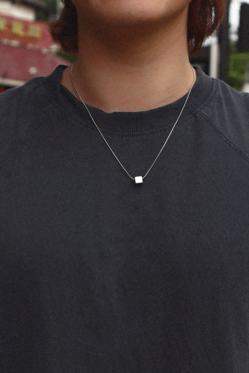 Collar Liso plateado con pendiente de cubo