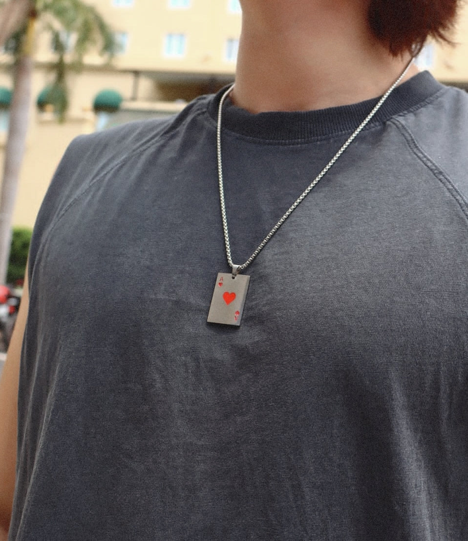 2 collares de carta roja x 1 collar de carta negra