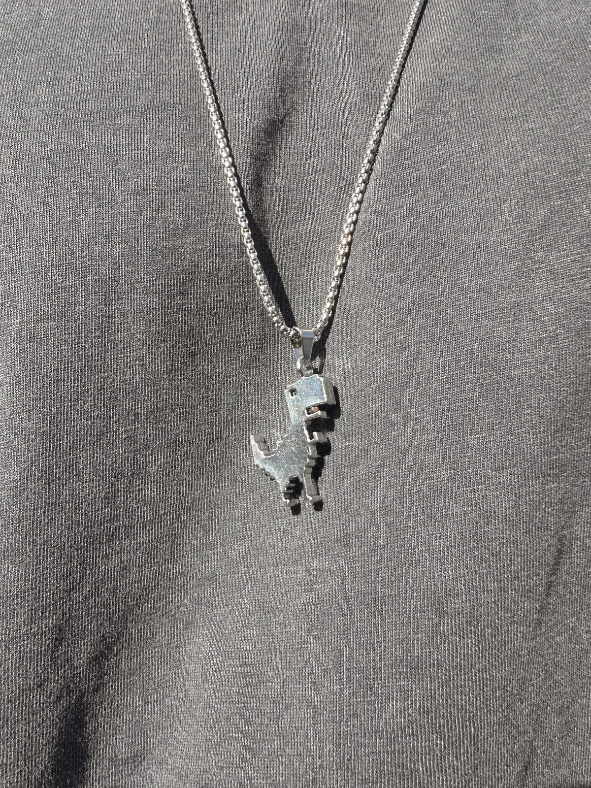 O shape chain con pendiente de dinosaurio plateado