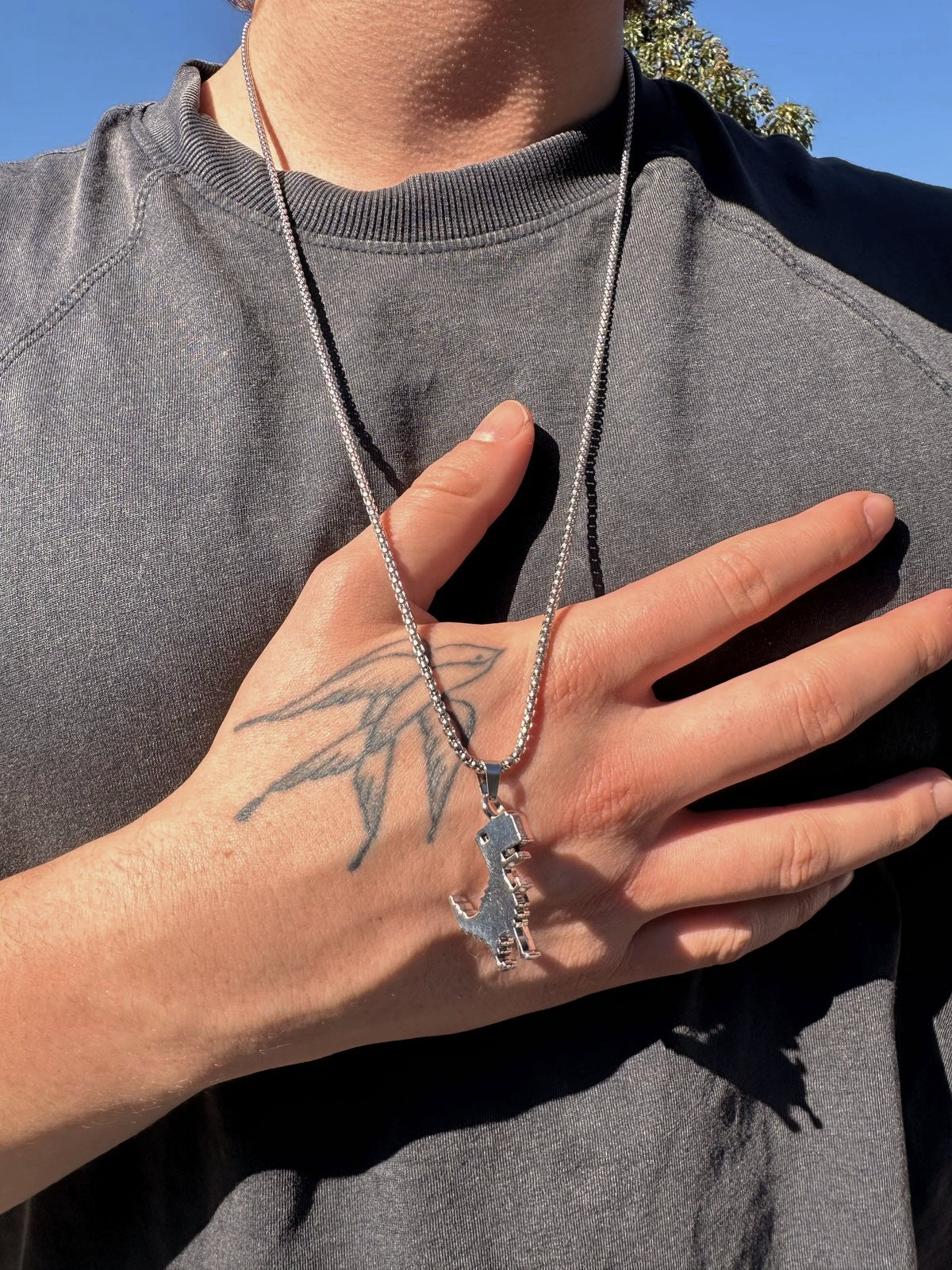 O shape chain con pendiente de dinosaurio plateado