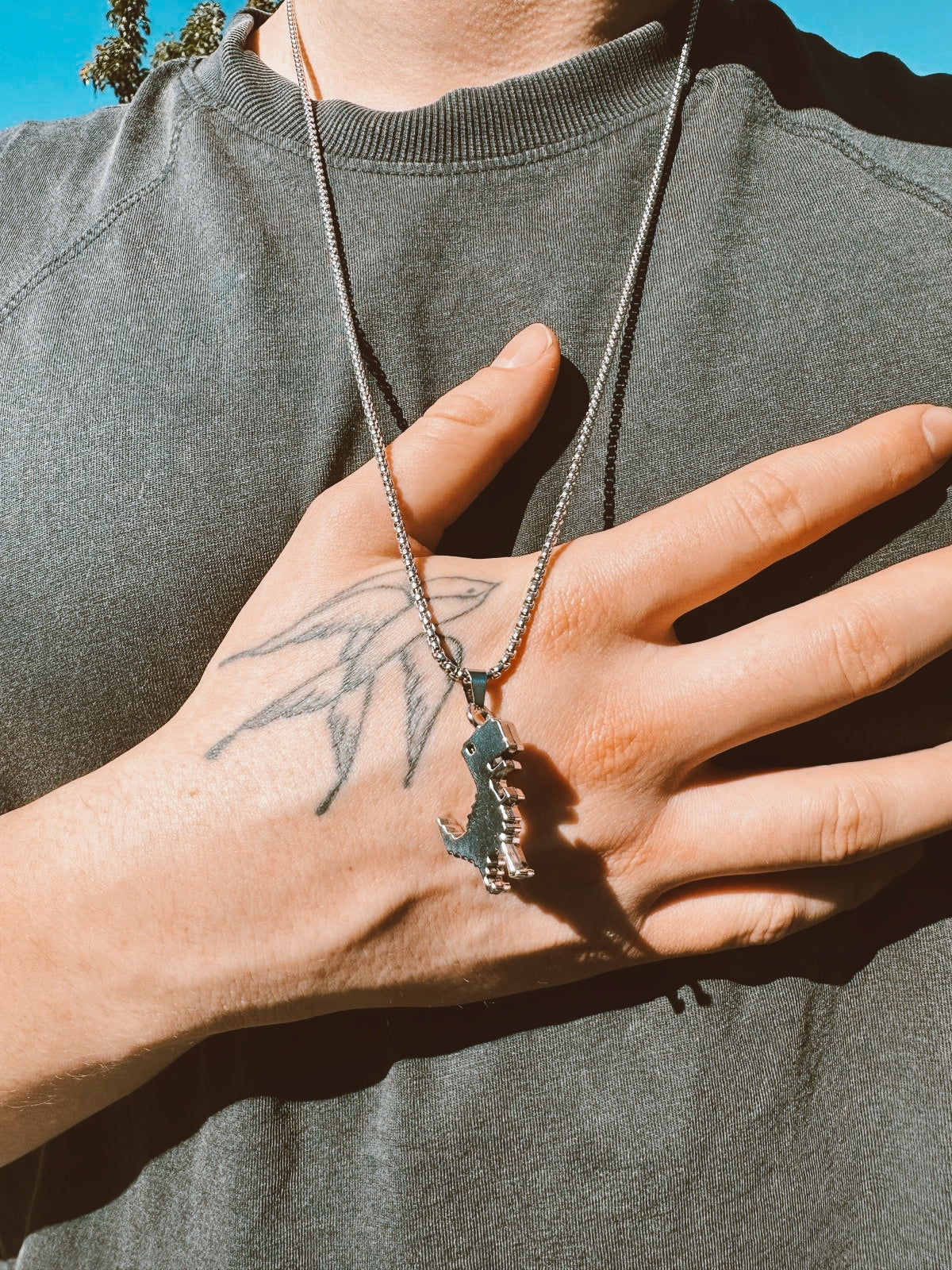 O shape chain con pendiente de dinosaurio plateado