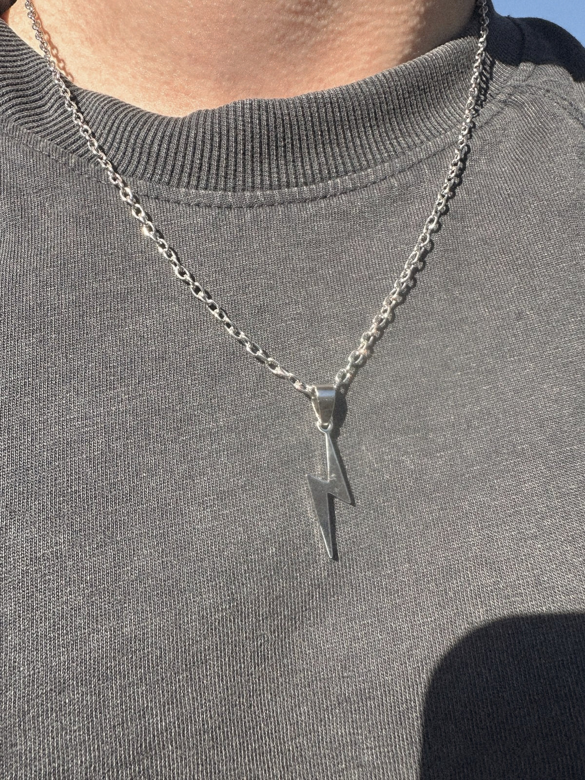 O shape chain con pendiente de rayo plateado basico