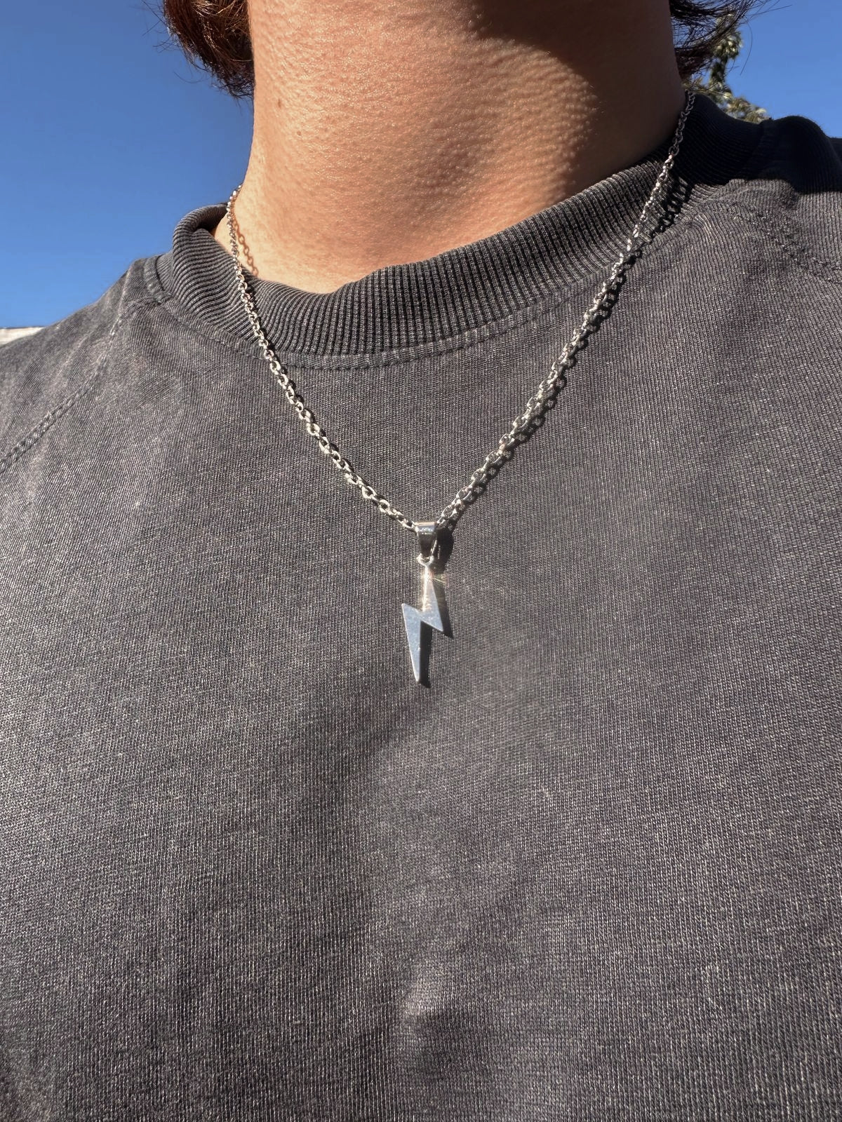 O shape chain con pendiente de rayo plateado basico