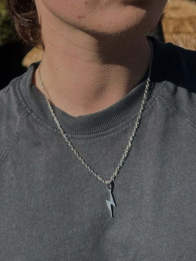 O shape chain con pendiente de rayo plateado basico