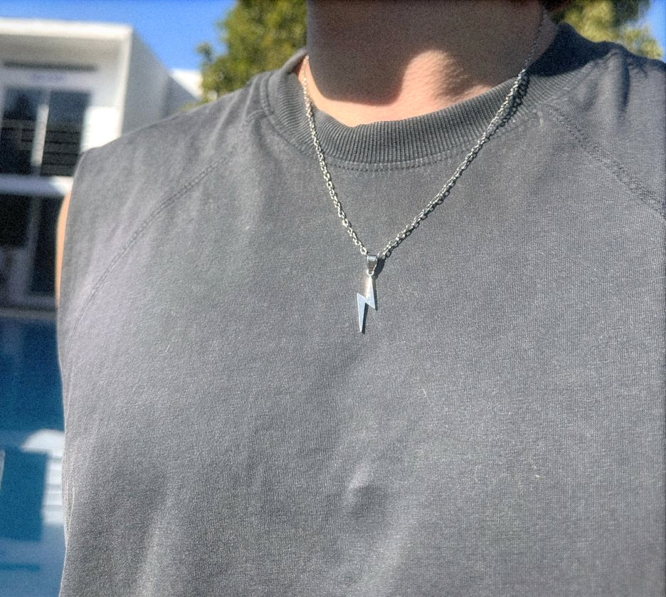 O shape chain con pendiente de rayo plateado basico
