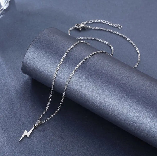 O shape chain con pendiente de rayo plateado basico